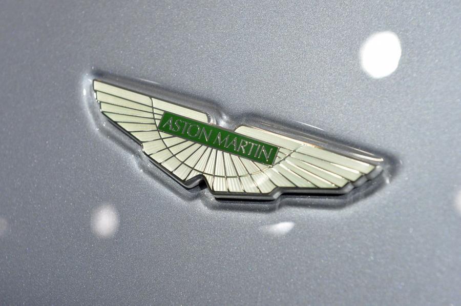 Логотип Aston Martin DB9 Centenary Edition 2013 года  (фото 6 из 12)